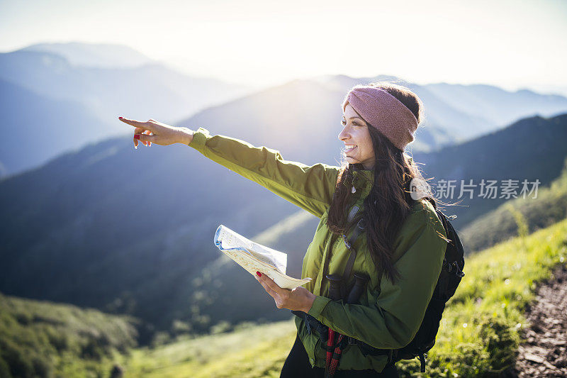女导游用手在山上指指点点。