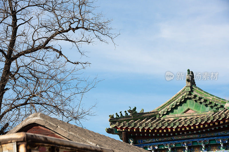 中国北京皇家屋顶装饰(色彩丰富的细节和雕像)