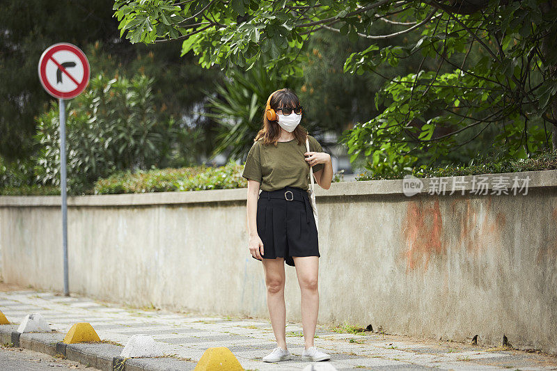 年轻女子在大流行期间流落街头