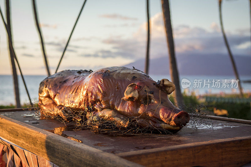 在海滩上烤夏威夷猪。