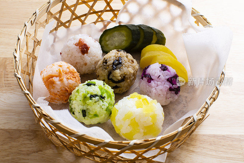 这是一种用各种材料做成的五颜六色的日本饭团