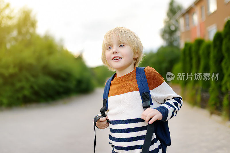 小男孩放假后兴高采烈地跑向学校。儿童教育。回到学校