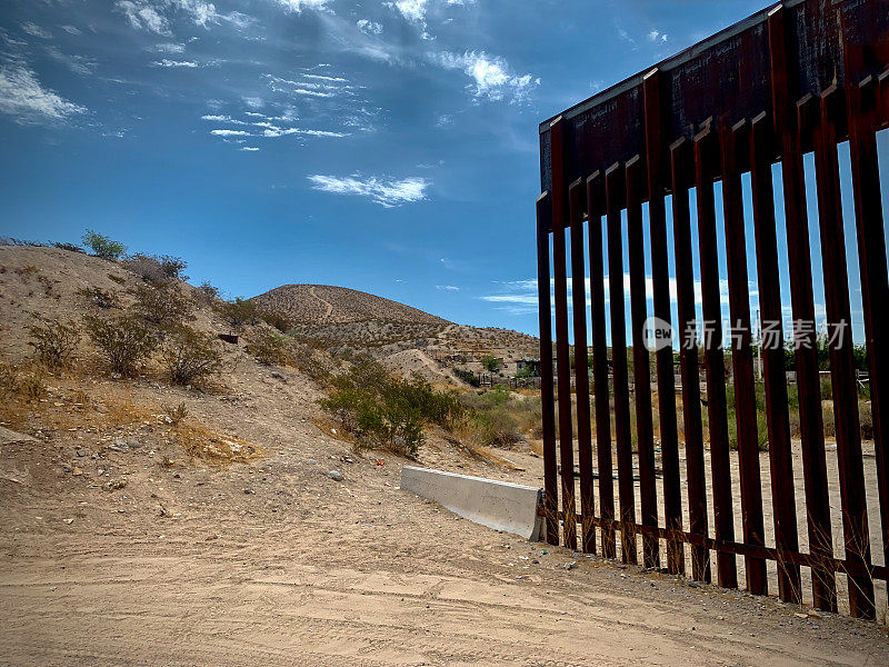 美国和墨西哥之间的国际边界，那里的隔离墙结束了，留下了一个大洞，任何人都可以轻松地来回穿越