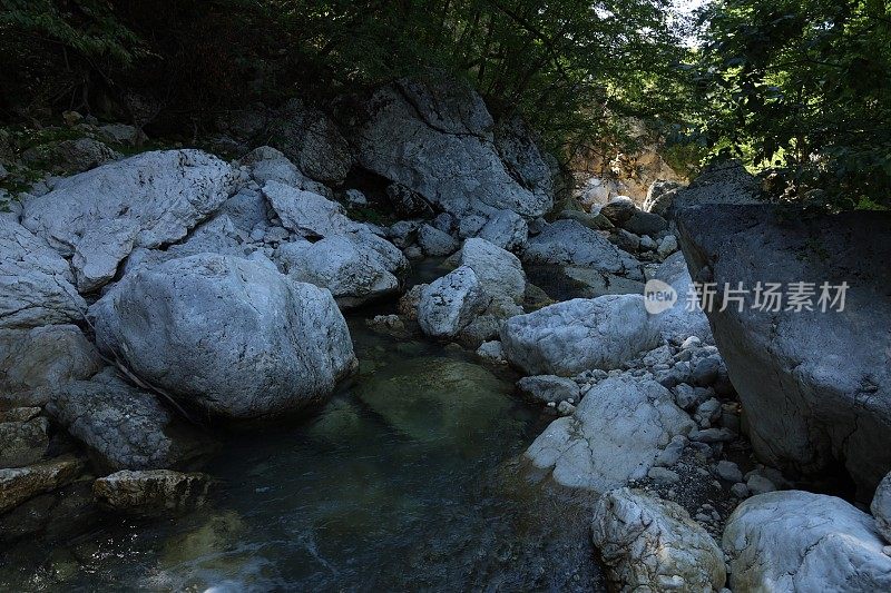 天然峡谷岩石形成与水流