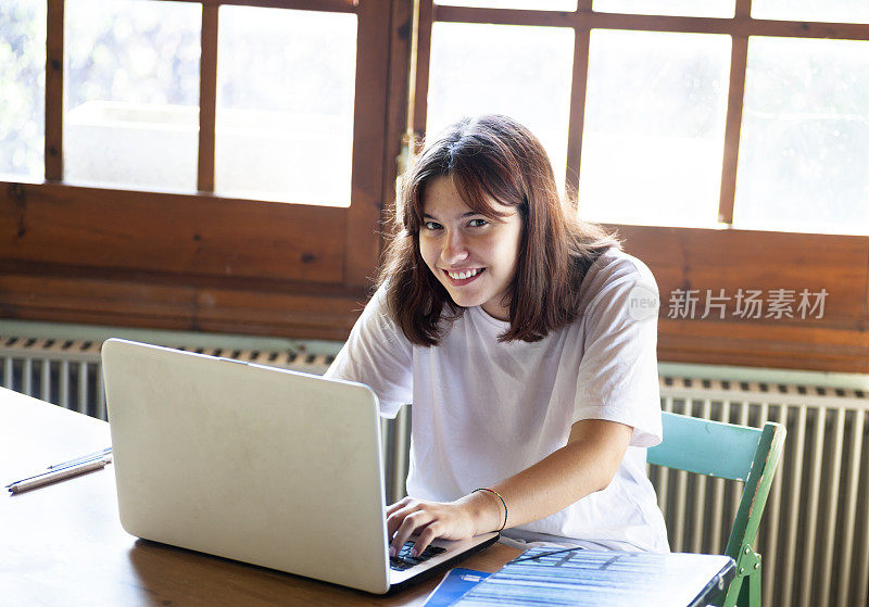 女孩用手提电脑学习