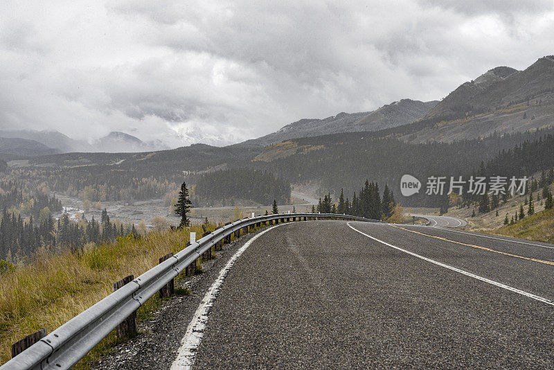 班夫国家公园蜿蜒的山路