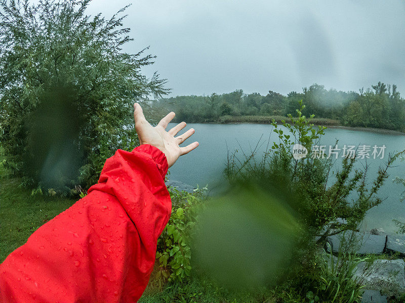 一个人在露营时遇到了暴风雨