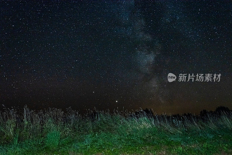 景观与清晰的夜空与银河和大量的恒星。