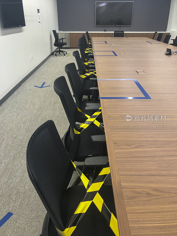为了保持社交距离，会议室设置了桌椅