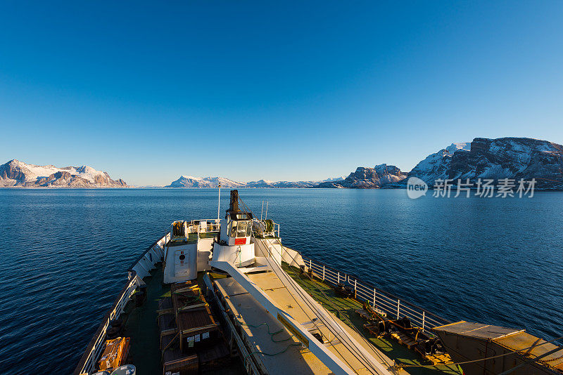 在清晨俯瞰游轮的船头，在地平线上看到挪威冬天令人惊叹的景色