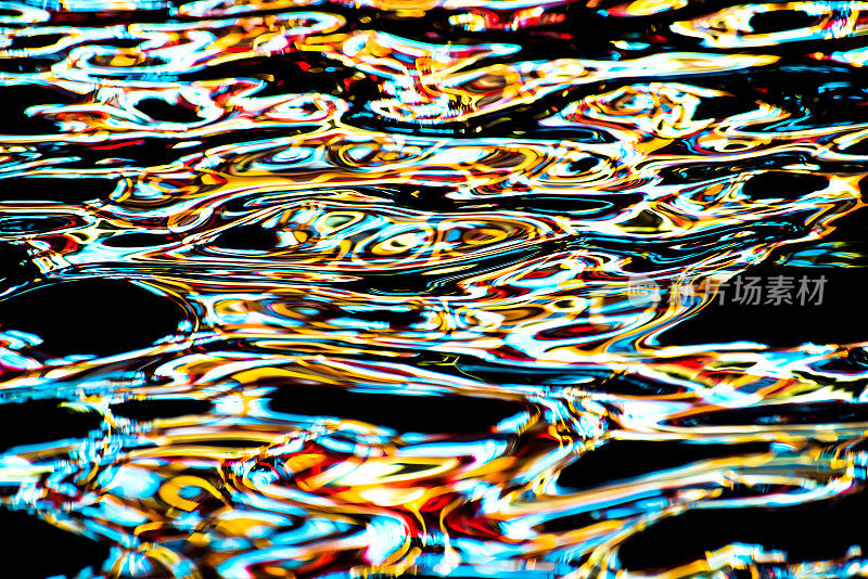 抽象的水反射彩色水涟漪