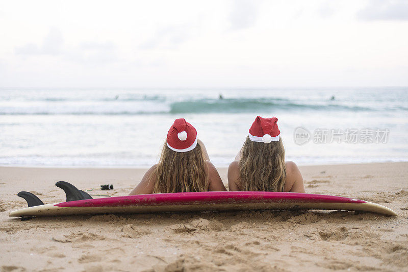 两个年轻的女人在圣诞节冲浪