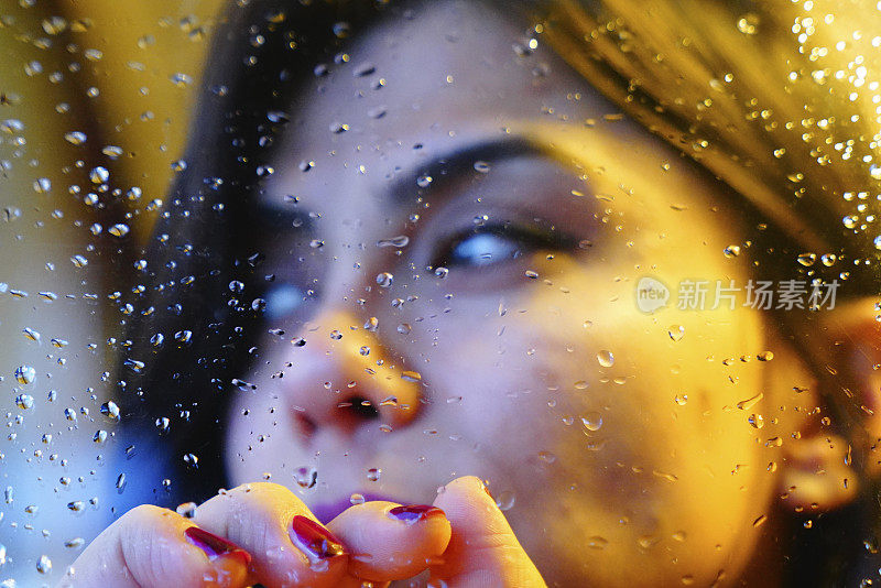一个下雨天站在窗边的可怜女人