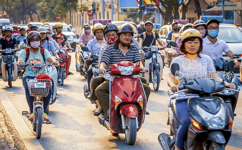 在越南河内，一大群人骑着他们的摩托车