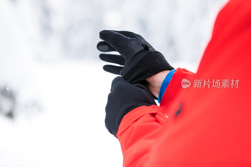 滑雪者双手准备野外装备的细节