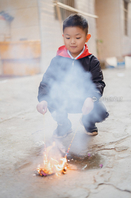 孩子烧烟花