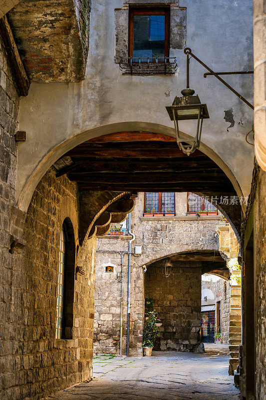 意大利中部维特博中世纪街区中心地带的一条暗示性的小巷