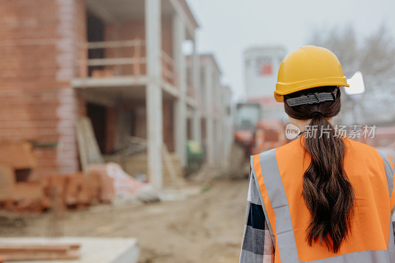 女建筑师在工地评估工作