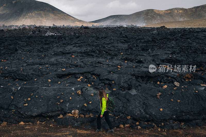 在冰岛fagradalsjall火山喷发徒步旅行的女性旅行者