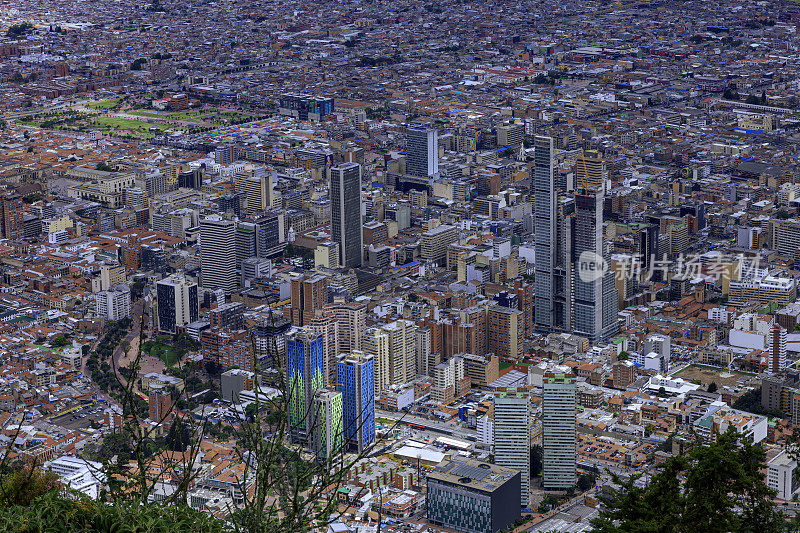Bogotá，哥伦比亚——从安第斯山脉1500英尺以上的Monserrate高地俯瞰安第斯现代城市。