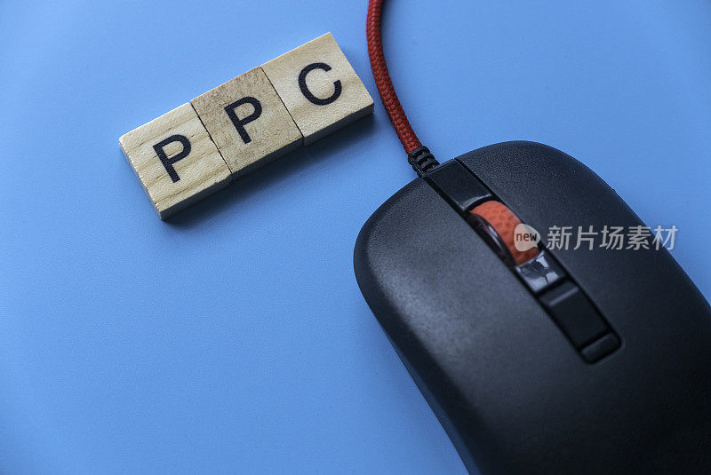 PPC支付每点击与字母和鼠标在蓝色背景。