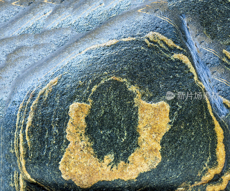 由火山岩结晶而成的抽象形状的石器