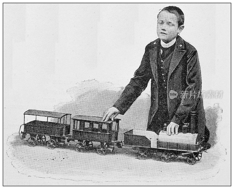 古董黑白照片:盲人男孩玩玩具火车