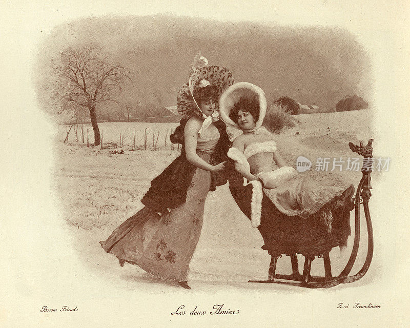 知心朋友，年轻女子在雪中推雪橇，维多利亚时代的蒙太奇19世纪