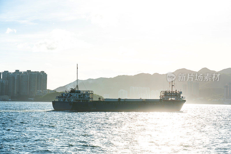 马湾海峡的散货船
