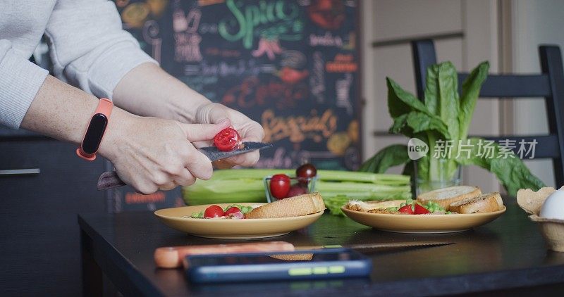 一位女士正在为两个人准备素食早餐。她没有使用任何塑料包装或器皿