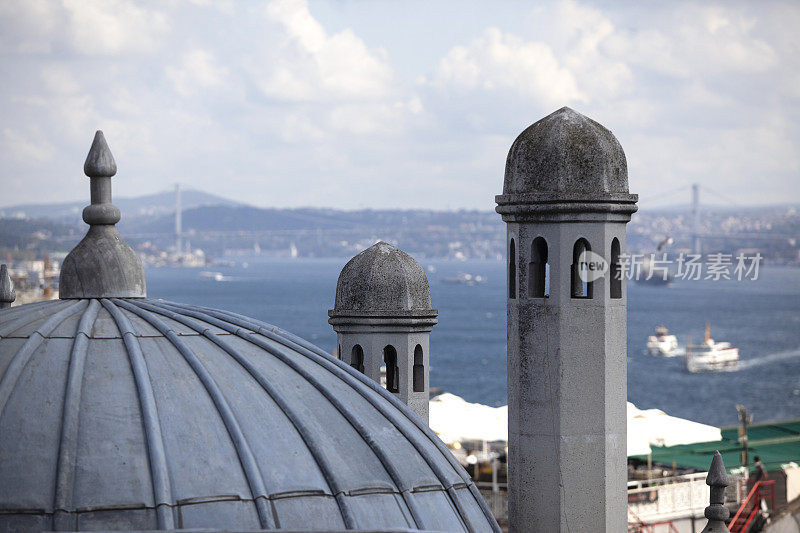 博斯普鲁斯从历史名城伊斯坦布尔后面的圆顶