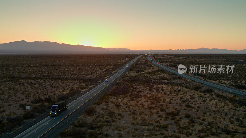 日落时分I-10沙漠鸟瞰图
