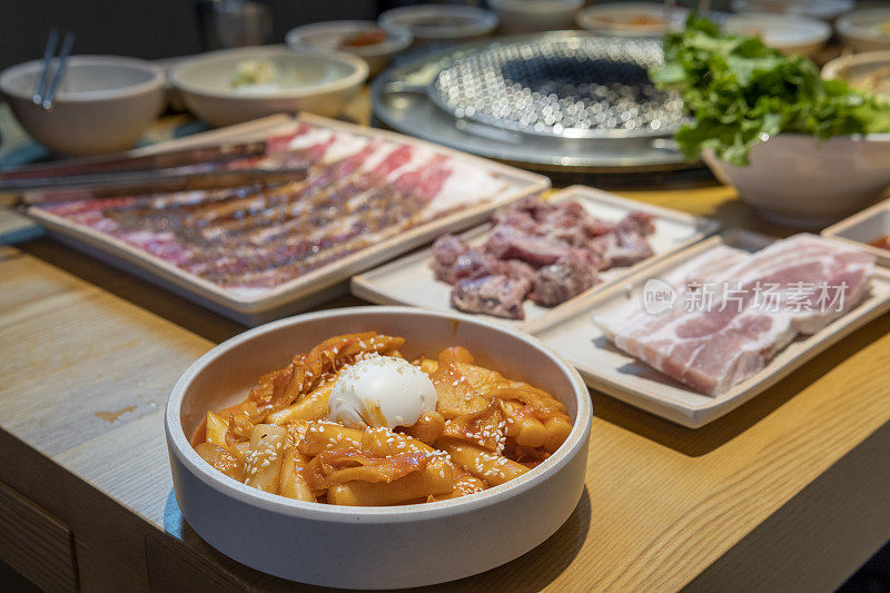韩国炒年糕、韩国烤肉或韩式烤肉
