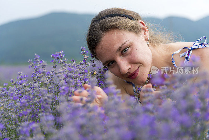 一位迷人的女农夫正在视察她的薰衣草种植园