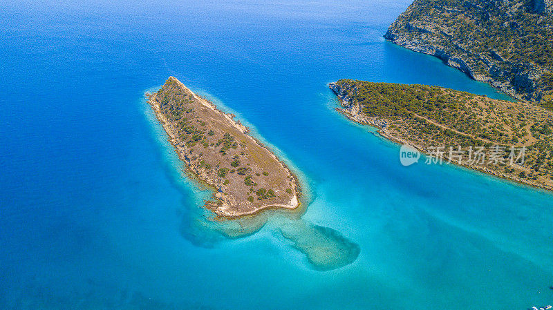 Tisan海岸线和岛屿部分与蓝色地中海无人机从Mersin，土耳其