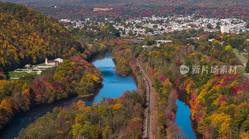 宾夕法尼亚州阿巴拉契亚山脉的多彩秋天。从空中遥望Lehighton和Lehigh河。