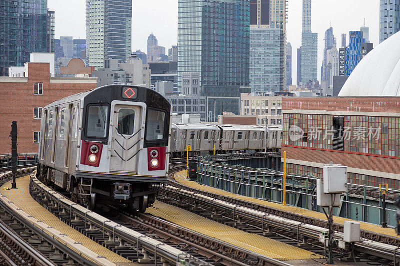 纽约皇后区，地铁列车驶近高架地铁站