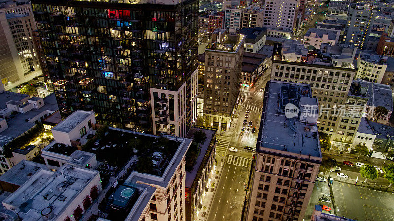 在黄昏的洛杉矶市中心历史核心现代公寓大楼的无人机视图