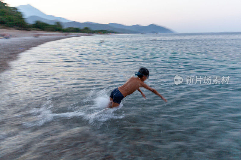 男孩跳入大海的画像