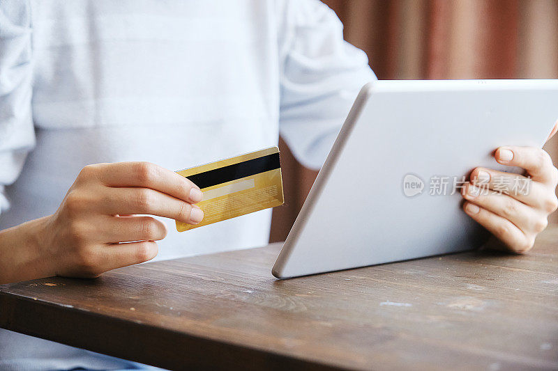 一名30岁的女性用信用卡在网上购物时使用的是电子平板电脑