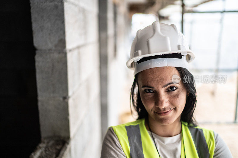 女工程师在建筑工地的肖像