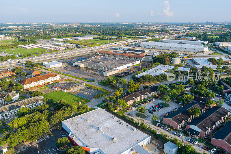 全景俯瞰购物中心广场附近45个立交桥在美国德克萨斯州休斯顿市。