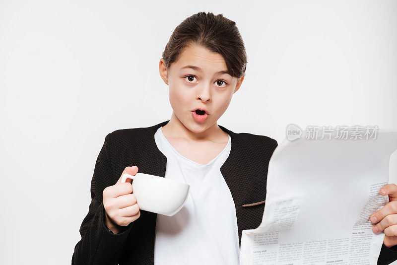 困惑的年轻女孩喝着咖啡，读着公报