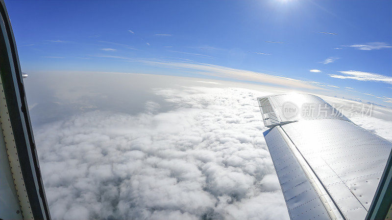 阳光照射在飞机和云层上的风景