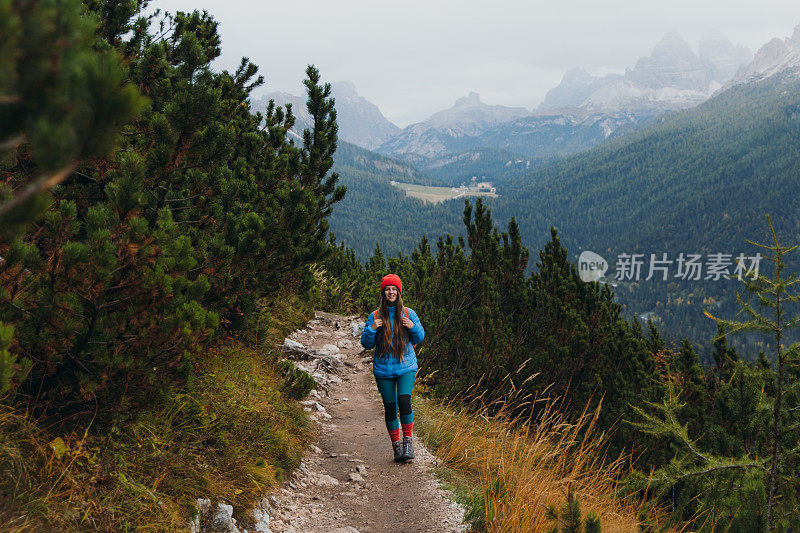 年轻的女背包客在山野中享受秋天的时光