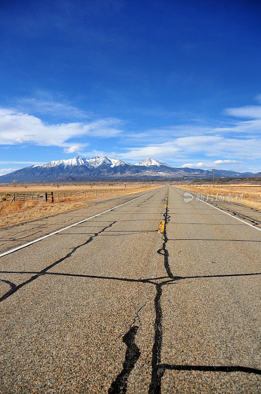 160高速公路和落基山脉(布兰卡峰和林赛山-布兰卡山脉)，加兰堡，科罗拉多州，美国