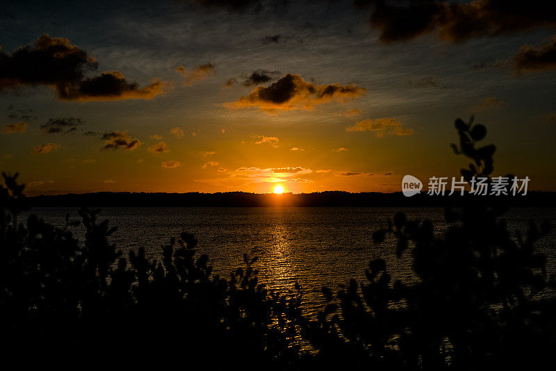 日落。鳄鱼海滩。巴西东北部海岸