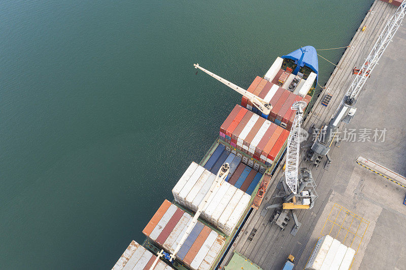 货船和集装箱码头鸟瞰图。