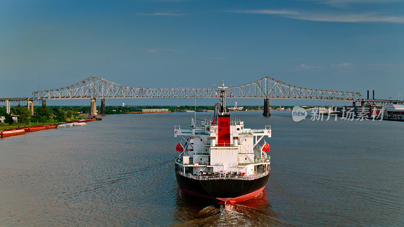 散装货船接近新月城市连接大桥密西西比河-空中