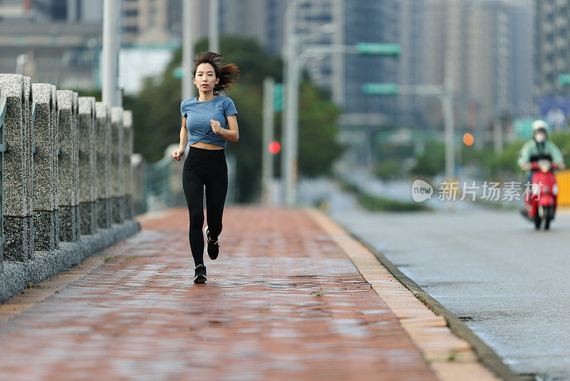 在城市里跑步的女人